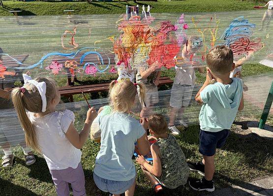Grafika 15: 19.08.2025 Kolorowe malowanie w ogrodzie przedszkolnym – kreatywna zabawa w plenerze!