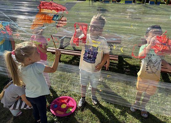 Grafika 16: 19.08.2025 Kolorowe malowanie w ogrodzie przedszkolnym – kreatywna zabawa w plenerze!