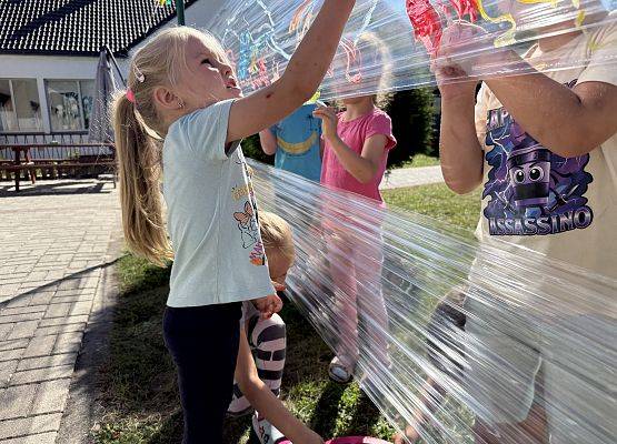 Grafika 17: 19.08.2025 Kolorowe malowanie w ogrodzie przedszkolnym – kreatywna zabawa w plenerze!
