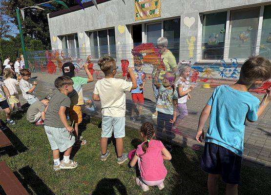 Grafika 18: 19.08.2025 Kolorowe malowanie w ogrodzie przedszkolnym – kreatywna zabawa w plenerze!