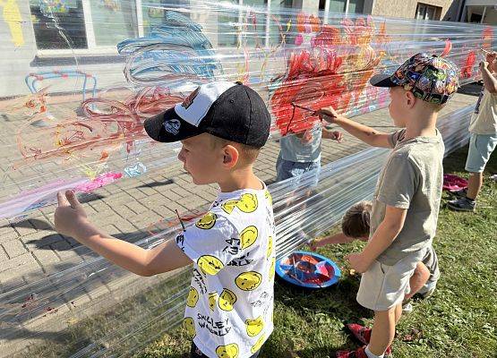 Grafika 20: 19.08.2025 Kolorowe malowanie w ogrodzie przedszkolnym – kreatywna zabawa w plenerze!