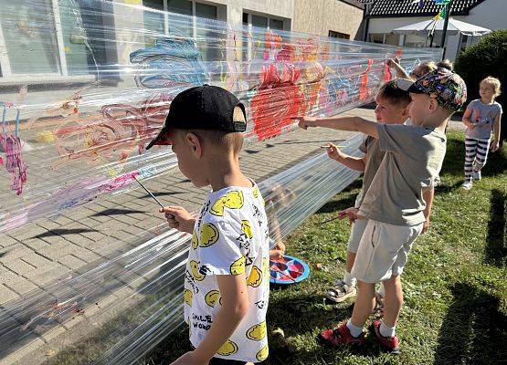 Grafika 21: 19.08.2025 Kolorowe malowanie w ogrodzie przedszkolnym – kreatywna zabawa w plenerze!