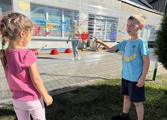Grafika 22: 19.08.2025 Kolorowe malowanie w ogrodzie przedszkolnym – kreatywna zabawa w plenerze!