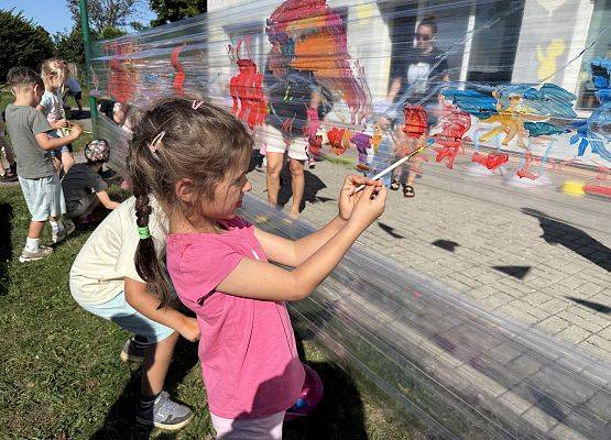 Grafika 23: 19.08.2025 Kolorowe malowanie w ogrodzie przedszkolnym – kreatywna zabawa w plenerze!