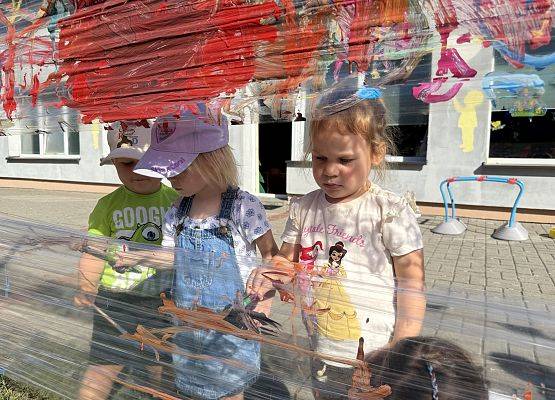 Grafika 25: 19.08.2025 Kolorowe malowanie w ogrodzie przedszkolnym – kreatywna zabawa w plenerze!