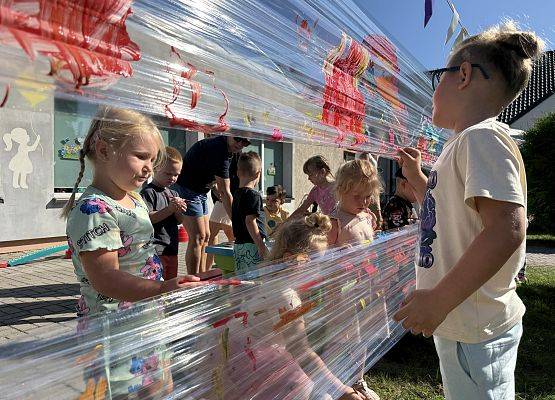 Grafika 26: 19.08.2025 Kolorowe malowanie w ogrodzie przedszkolnym – kreatywna zabawa w plenerze!
