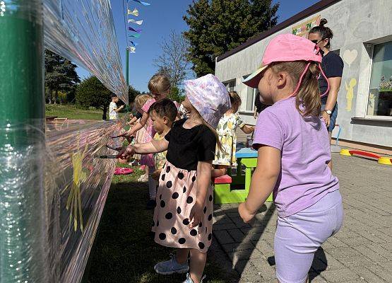 Grafika 27: 19.08.2025 Kolorowe malowanie w ogrodzie przedszkolnym – kreatywna zabawa w plenerze!