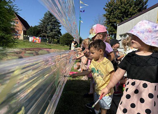 Grafika 28: 19.08.2025 Kolorowe malowanie w ogrodzie przedszkolnym – kreatywna zabawa w plenerze!