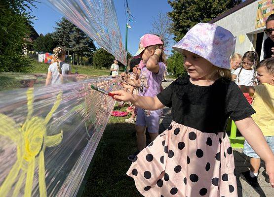 Grafika 29: 19.08.2025 Kolorowe malowanie w ogrodzie przedszkolnym – kreatywna zabawa w plenerze!