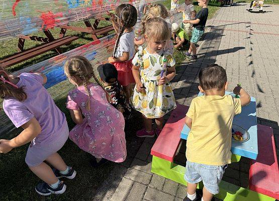 Grafika 30: 19.08.2025 Kolorowe malowanie w ogrodzie przedszkolnym – kreatywna zabawa w plenerze!