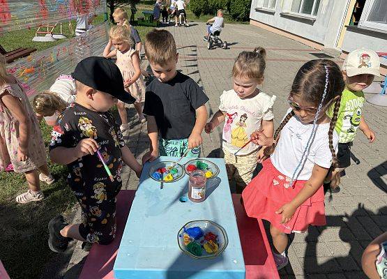 Grafika 31: 19.08.2025 Kolorowe malowanie w ogrodzie przedszkolnym – kreatywna zabawa w plenerze!