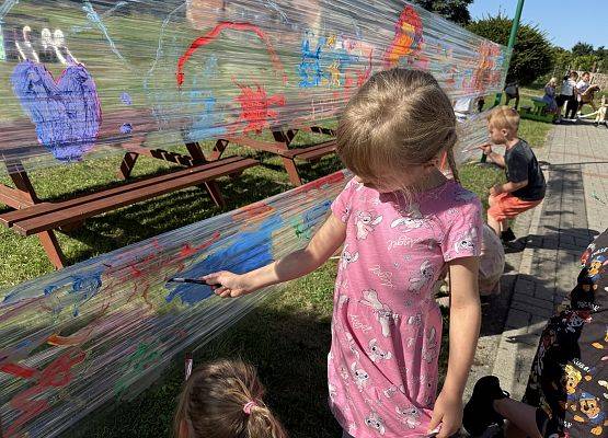 Grafika 32: 19.08.2025 Kolorowe malowanie w ogrodzie przedszkolnym – kreatywna zabawa w plenerze!