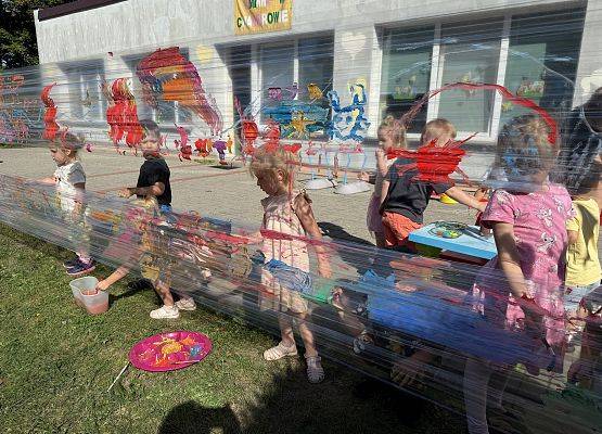Grafika 33: 19.08.2025 Kolorowe malowanie w ogrodzie przedszkolnym – kreatywna zabawa w plenerze!
