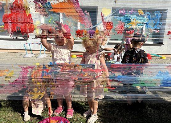 Grafika 35: 19.08.2025 Kolorowe malowanie w ogrodzie przedszkolnym – kreatywna zabawa w plenerze!