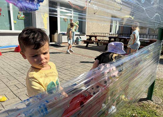 Grafika 36: 19.08.2025 Kolorowe malowanie w ogrodzie przedszkolnym – kreatywna zabawa w plenerze!