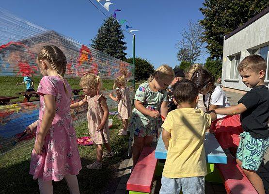 Grafika 37: 19.08.2025 Kolorowe malowanie w ogrodzie przedszkolnym – kreatywna zabawa w plenerze!