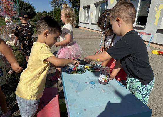 Grafika 39: 19.08.2025 Kolorowe malowanie w ogrodzie przedszkolnym – kreatywna zabawa w plenerze!