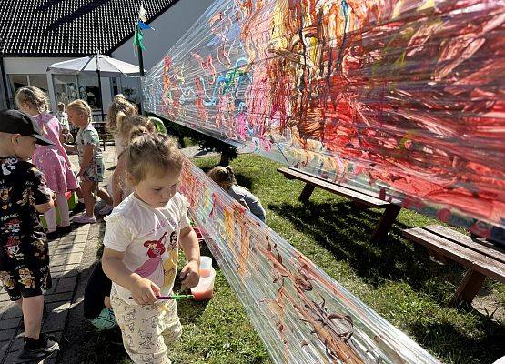 Grafika 41: 19.08.2025 Kolorowe malowanie w ogrodzie przedszkolnym – kreatywna zabawa w plenerze!