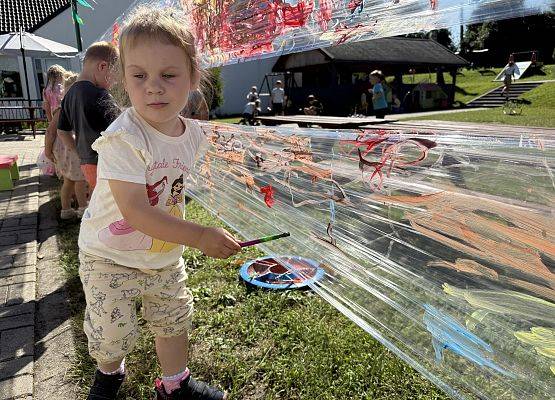 Grafika 42: 19.08.2025 Kolorowe malowanie w ogrodzie przedszkolnym – kreatywna zabawa w plenerze!