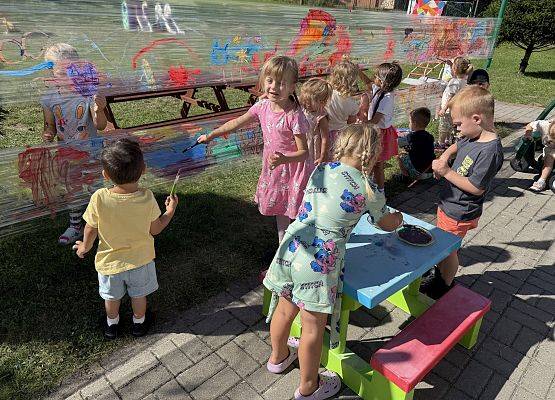 Grafika 43: 19.08.2025 Kolorowe malowanie w ogrodzie przedszkolnym – kreatywna zabawa w plenerze!