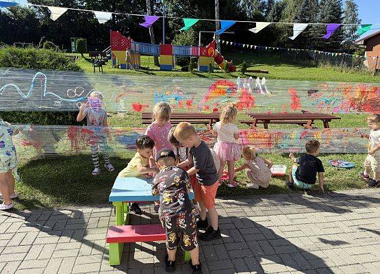Grafika 44: 19.08.2025 Kolorowe malowanie w ogrodzie przedszkolnym – kreatywna zabawa w plenerze!