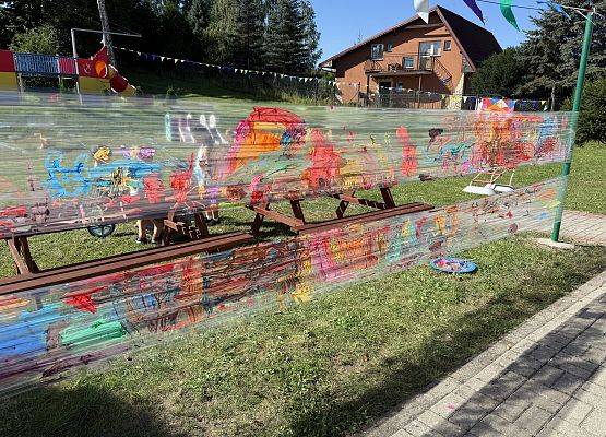 Grafika 47: 19.08.2025 Kolorowe malowanie w ogrodzie przedszkolnym – kreatywna zabawa w plenerze!