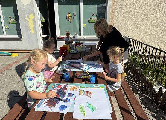 Grafika 48: 19.08.2025 Kolorowe malowanie w ogrodzie przedszkolnym – kreatywna zabawa w plenerze!