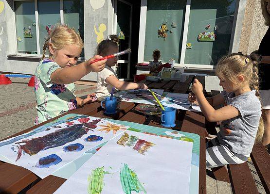 Grafika 49: 19.08.2025 Kolorowe malowanie w ogrodzie przedszkolnym – kreatywna zabawa w plenerze!