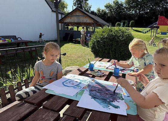 Grafika 50: 19.08.2025 Kolorowe malowanie w ogrodzie przedszkolnym – kreatywna zabawa w plenerze!