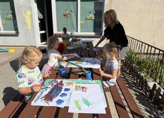 Grafika 52: 19.08.2025 Kolorowe malowanie w ogrodzie przedszkolnym – kreatywna zabawa w plenerze!