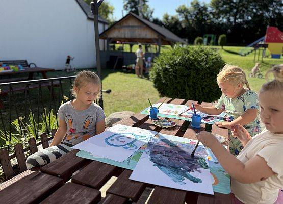 Grafika 54: 19.08.2025 Kolorowe malowanie w ogrodzie przedszkolnym – kreatywna zabawa w plenerze!