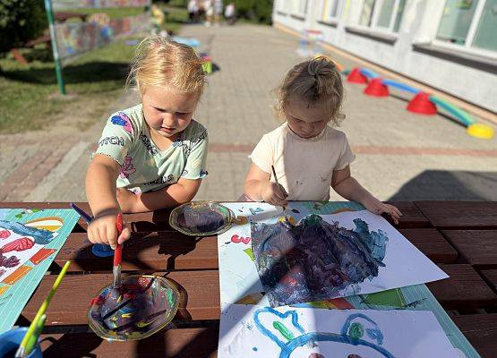 Grafika 55: 19.08.2025 Kolorowe malowanie w ogrodzie przedszkolnym – kreatywna zabawa w plenerze!