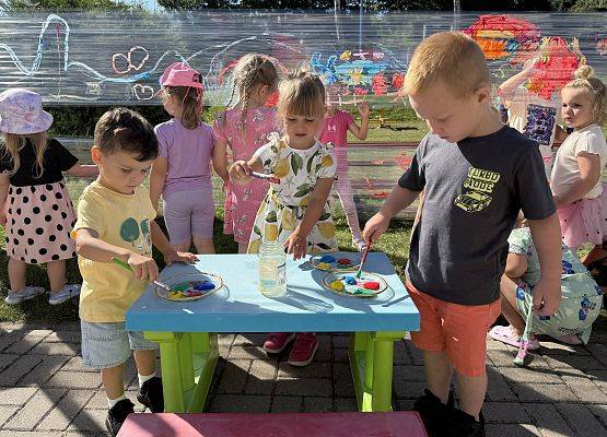 Kolorowe malowanie w ogrodzie przedszkolnym – kreatywna zabawa w plenerze! grafika