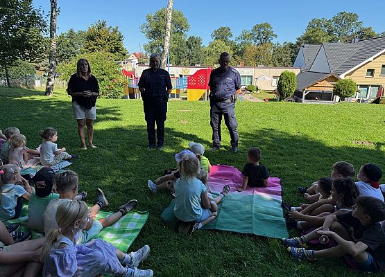 Grafika 1: "Bezpieczne wakacje" - Spotkanie z policjantami