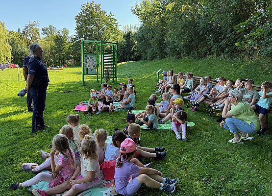 Grafika 2: "Bezpieczne wakacje" - Spotkanie z policjantami