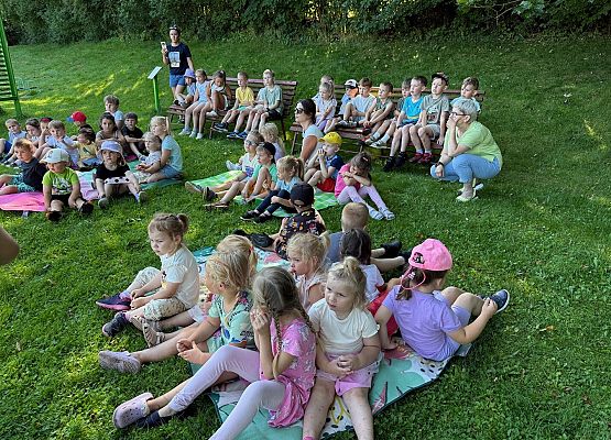 Grafika 3: "Bezpieczne wakacje" - Spotkanie z policjantami