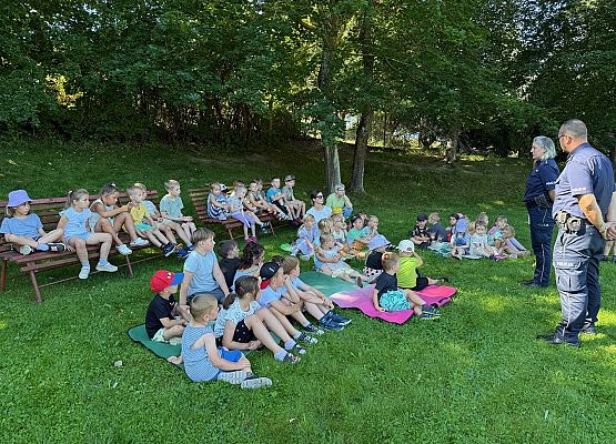 Grafika 4: "Bezpieczne wakacje" - Spotkanie z policjantami