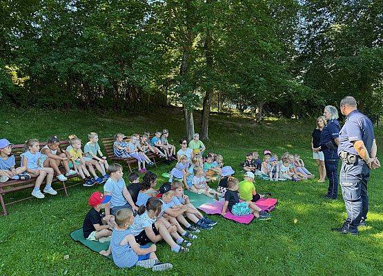 Grafika 5: "Bezpieczne wakacje" - Spotkanie z policjantami