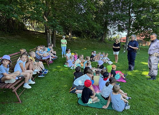 Grafika 7: "Bezpieczne wakacje" - Spotkanie z policjantami