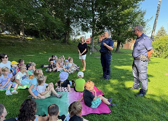 Grafika 8: "Bezpieczne wakacje" - Spotkanie z policjantami