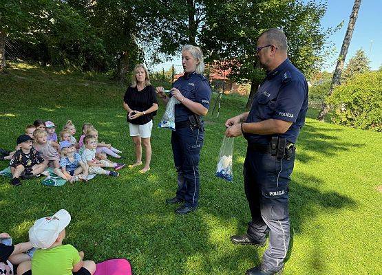 Grafika 11: "Bezpieczne wakacje" - Spotkanie z policjantami