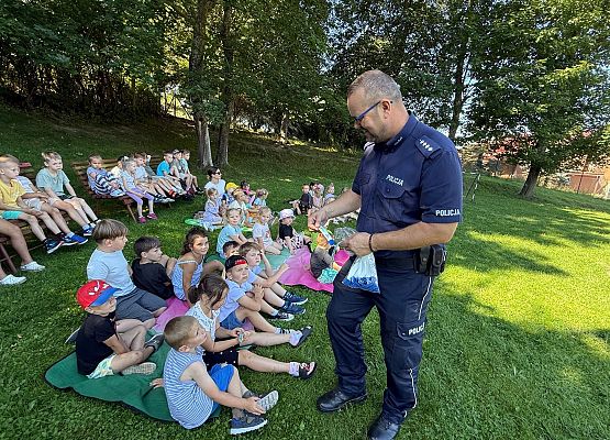 Grafika 13: "Bezpieczne wakacje" - Spotkanie z policjantami