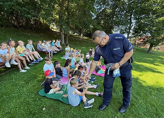 Grafika 14: "Bezpieczne wakacje" - Spotkanie z policjantami