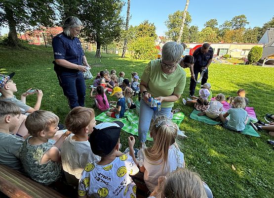 Grafika 17: "Bezpieczne wakacje" - Spotkanie z policjantami