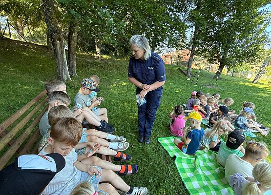 Grafika 18: "Bezpieczne wakacje" - Spotkanie z policjantami