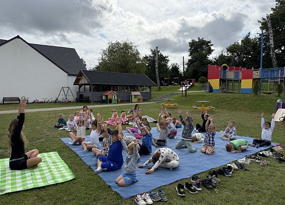 Grafika 1: 20.08.2025  Joga na trawie – chwila spokoju i zabawy wśród zieleni