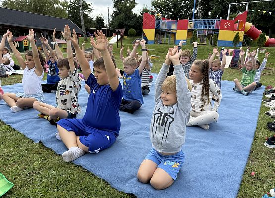 Grafika 2: 20.08.2025  Joga na trawie – chwila spokoju i zabawy wśród zieleni