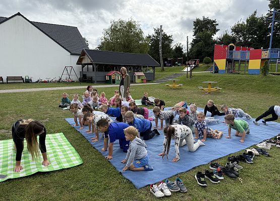 Grafika 4: 20.08.2025  Joga na trawie – chwila spokoju i zabawy wśród zieleni