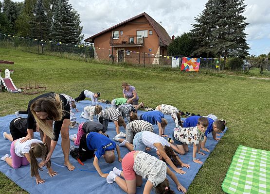Grafika 5: 20.08.2025  Joga na trawie – chwila spokoju i zabawy wśród zieleni