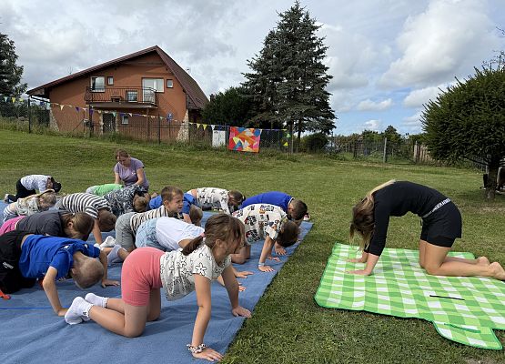 Grafika 7: 20.08.2025  Joga na trawie – chwila spokoju i zabawy wśród zieleni